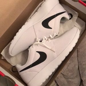 White Nike Roshe Size 7.5